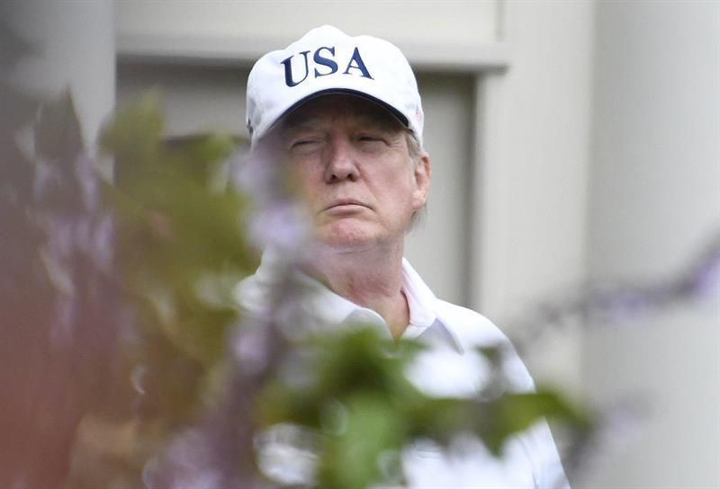 Trump juega al golf en la penúltima jornada de su fin de semana en Florida