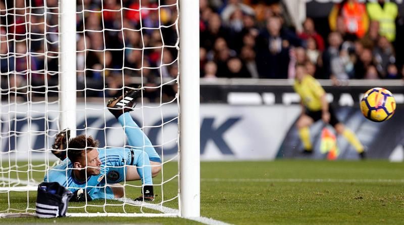 1-1. Valencia y Barcelona igualan en un duelo intenso con gol no concedido a Messi