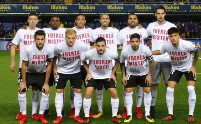 Camisetas y pancarta en apoyo a Berizzo en Villarreal