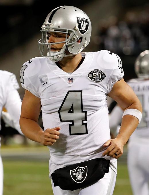 21-14. Carr dirige a los Raiders en un partido ensombrecido por una pelea contra los Broncos