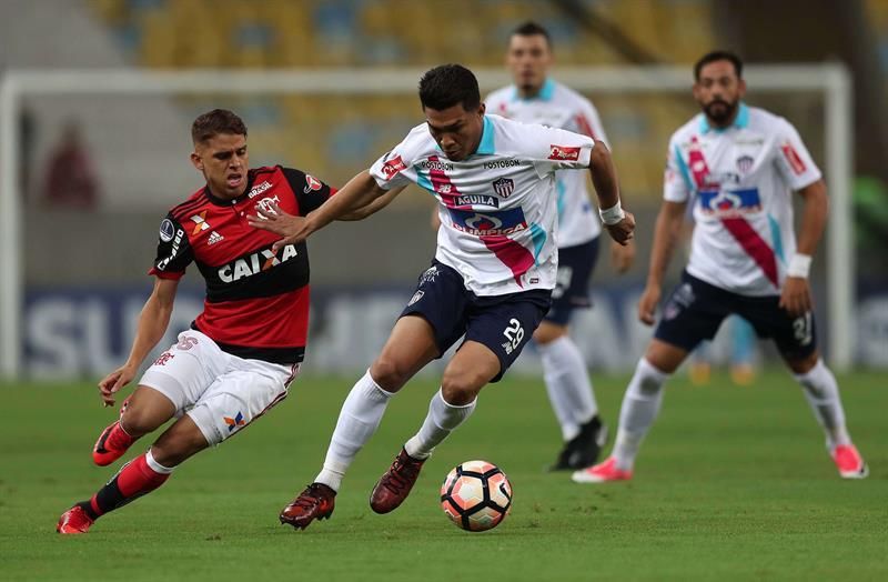 Flamengo viaja a Colombia con crisis provocada por las dudas con el portero