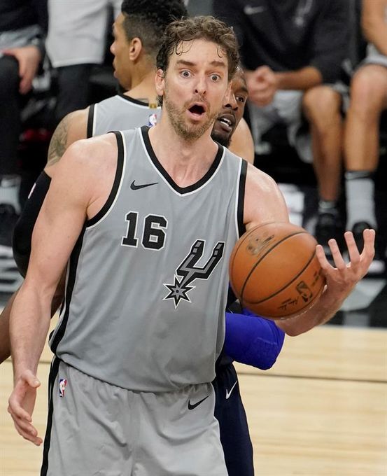 Pau Gasol reconoce que su hermano estaba "molesto" por ir al banquillo