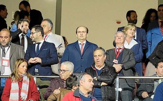 El recogepelotas que auxilió a un rival, invitado por el Sevilla al palco