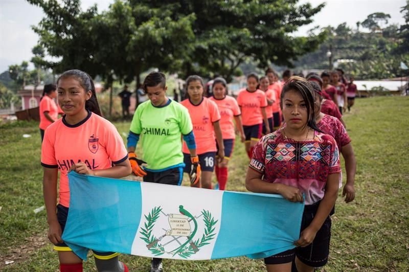 Las futbolistas indígenas de Guatemala tejen su uniforme para romper clichés