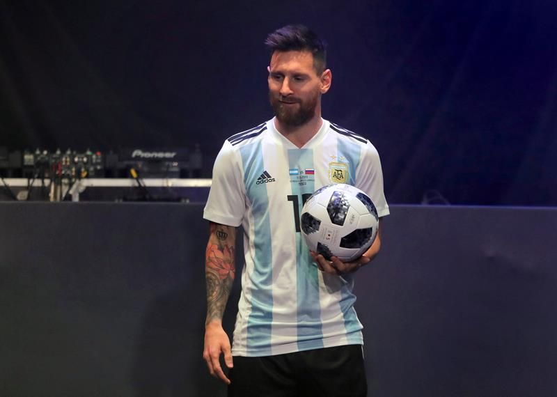 Le cortaron las piernas a la estatua de Messi en Buenos Aires