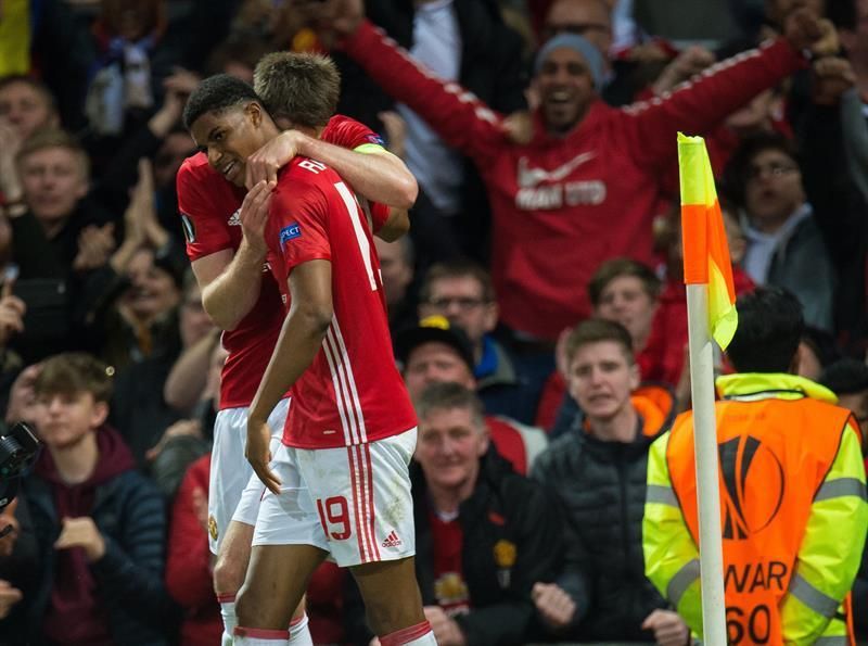 2-1: El United cumple y pasa líder a octavos