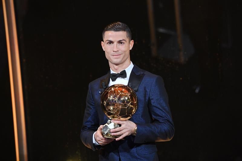Cristiano Ronaldo planta cara a Messi con su quinto Balón de Oro