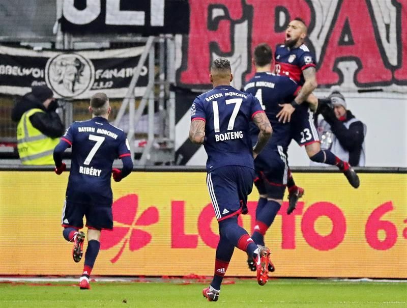 El Bayern ganó en Fráncfort con gol de Vidal y es campeón de otoño