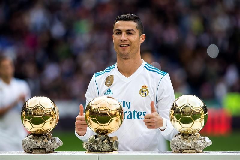 Cristiano Ronaldo exhibe sus cinco Balones de Oro en el Bernabéu