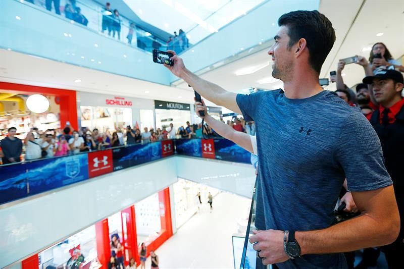 Michael Phelps comparte y se divierte en la capital chilena con sus admiradores