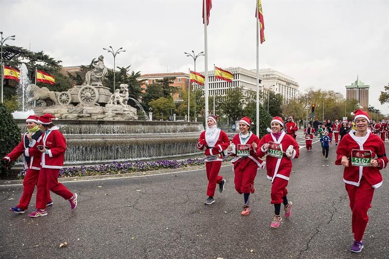 Miles de Papá Noel recorren las calles de Madrid para recibir a la Navidad
