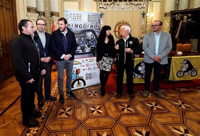 Pingüinos, que espera 30.000 moteros, premia a la familia Nieto y a Joan Mir