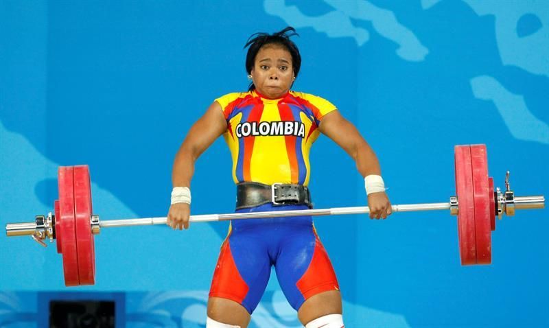 La colombiana Lady Solís recibe la medalla de plata ganada en la halterofilia de Pekín 2008