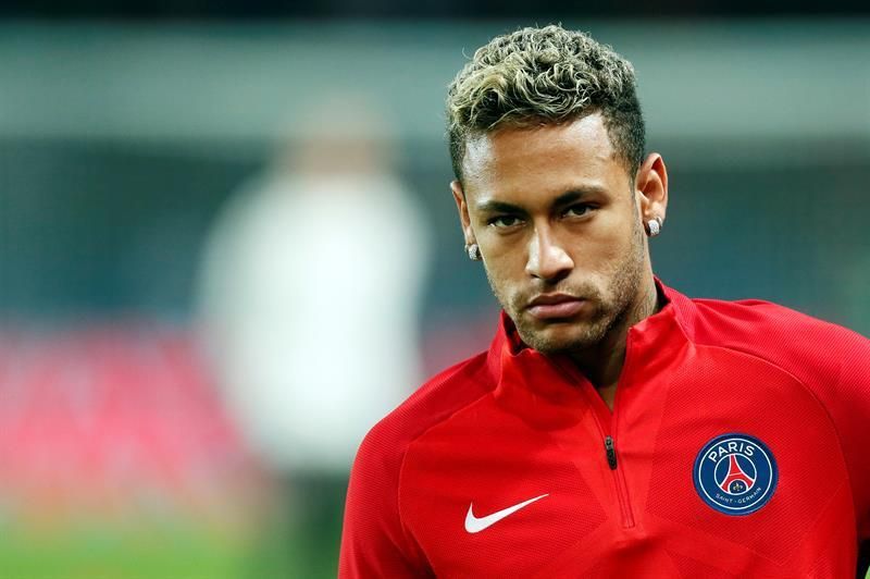 Neymar vuelve a París tras resolver "asunto familiar" en Brasil