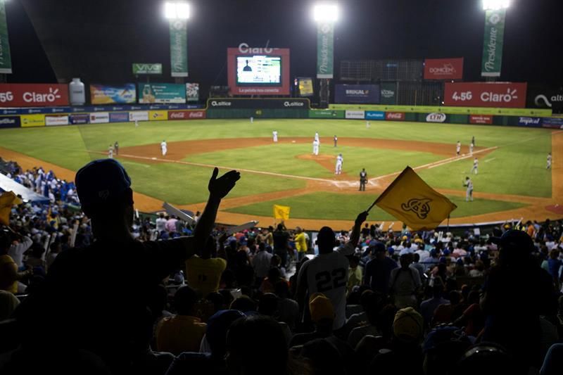 Las Águilas vencen a los Toros y siguen firmes en la cima del béisbol dominicano