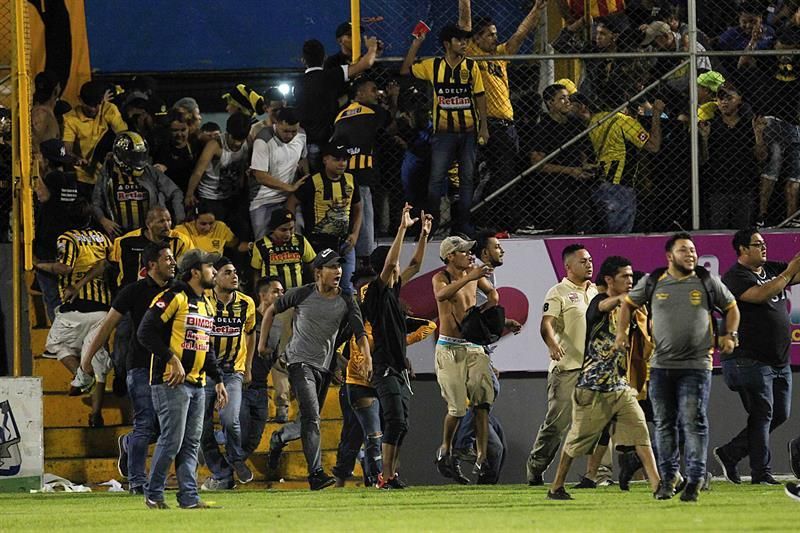 Un árbitro desata una batalla campal en el partido por la semifinal del Apertura hondureño