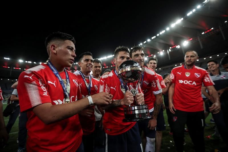 Jugadores de Independiente celebran en Argentina haber ganado la Sudamericana