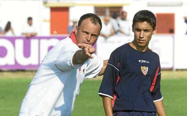 Caparrós, el técnico que le hizo debutar, felicita a Navas