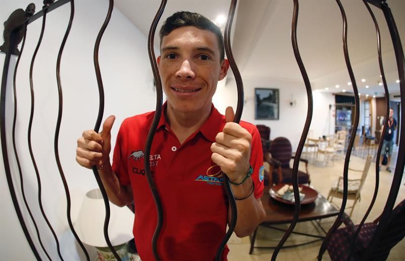 "Supermán" López renueva con Astana hasta 2020 y será líder en el Giro