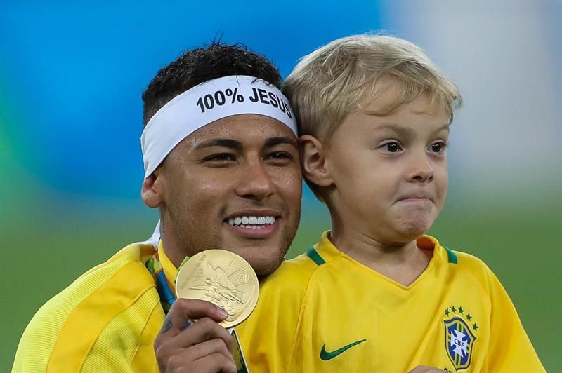 Un tribunal ratifica a Neymar el pago de una multa al médico del parto de su hijo Lucca
