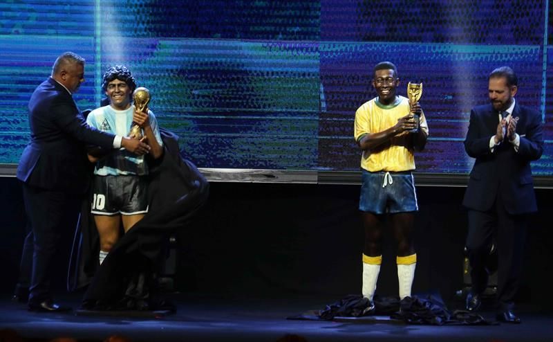 La Conmebol homenajea a Maradona y a Pelé con estatuas de los dos astros del fútbol