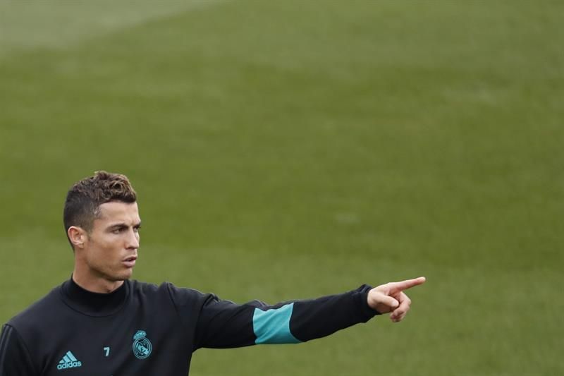 Cristiano Ronaldo ya trabaja sobre el césped pero sigue al margen
