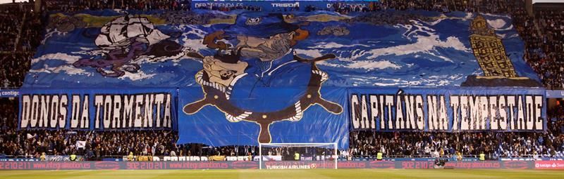 Un himno, 30.000 cartulinas y dos sentimientos