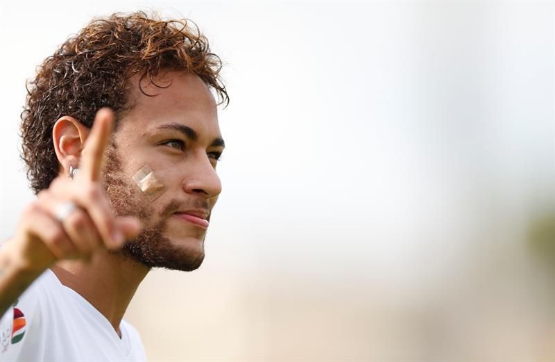 Neymar celebra en Brasil la Navidad arropado por su familia