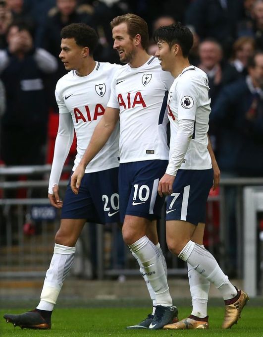 Kane adelanta a Messi con un triplete y es máximo goleador de 2017 en Europa