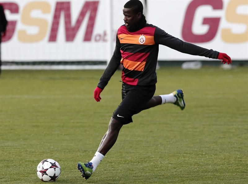 El Arsenal asegura que está "estudiando la manera de ayudar" a Emmanuel Eboué