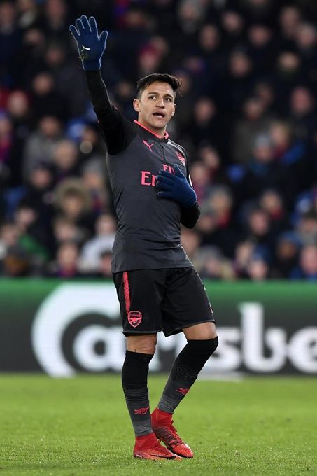 2-3: Doblete de Alexis da el triunfo al Arsenal, sexto e igualado con el Tottenham