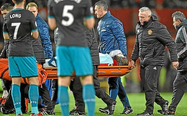 Lukaku abandona Old Trafford en camilla y con oxígeno