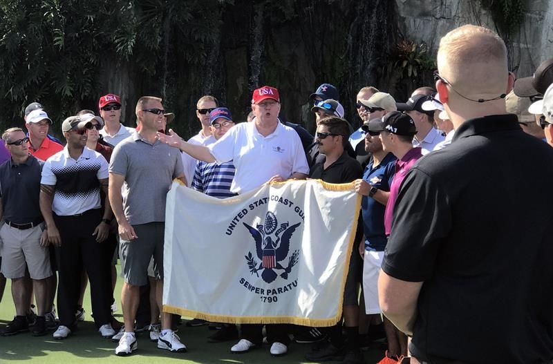 Trump invita a la Guardia Costera a jugar al golf en su club en Florida