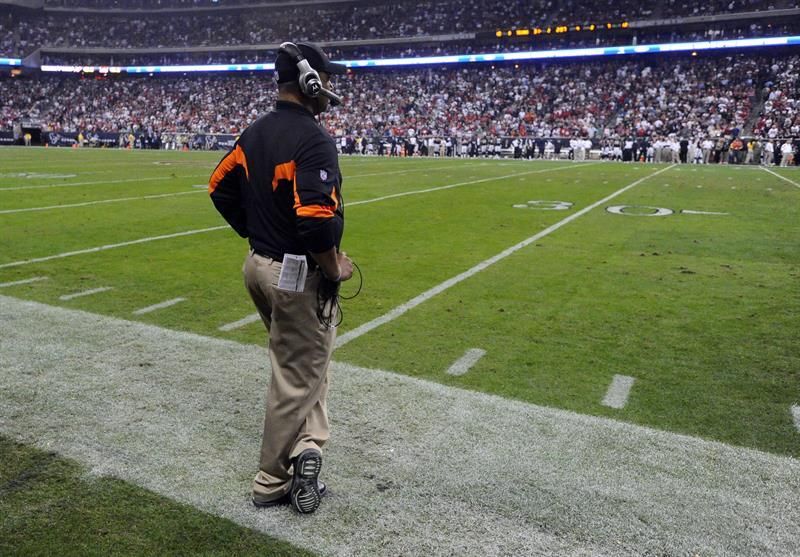 Bengals dan a Lewis contrato por dos años más como su entrenador en jefe