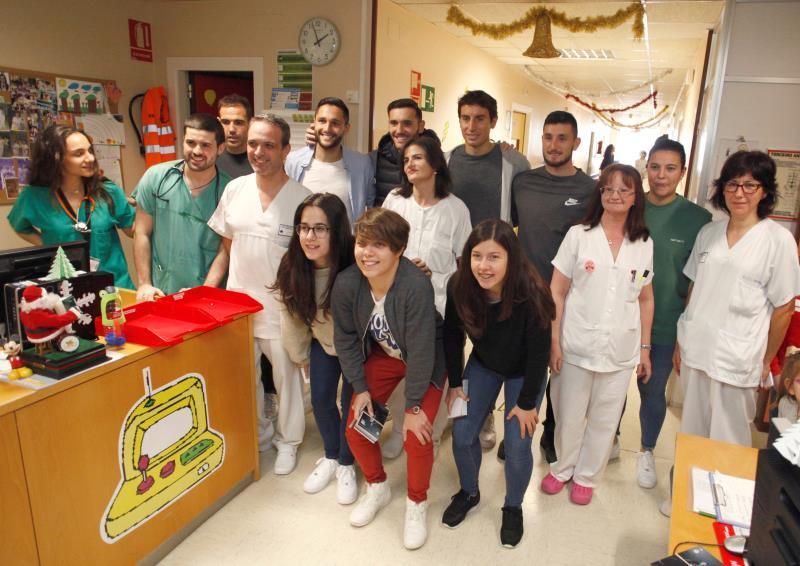 Los jugadores del Deportivo entregan regalos a niños ingresados en dos hospitales