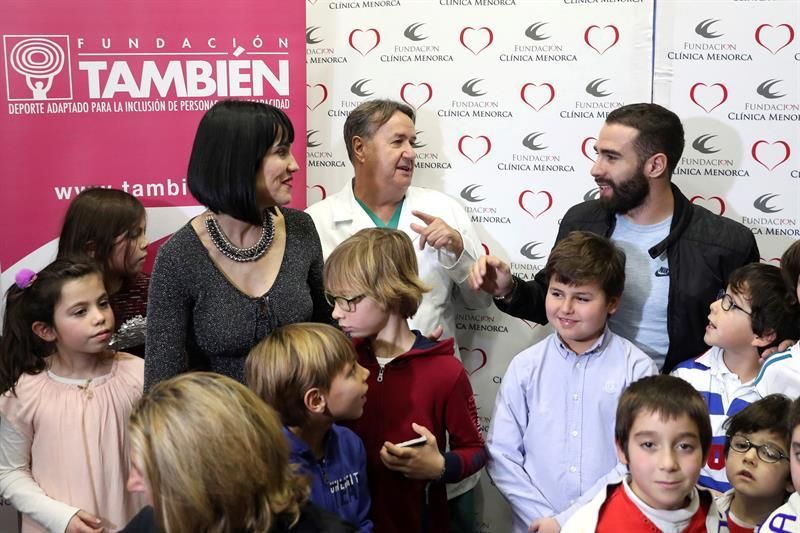 Dani Carvajal ejerce de 'rey mago' en un acto benéficio