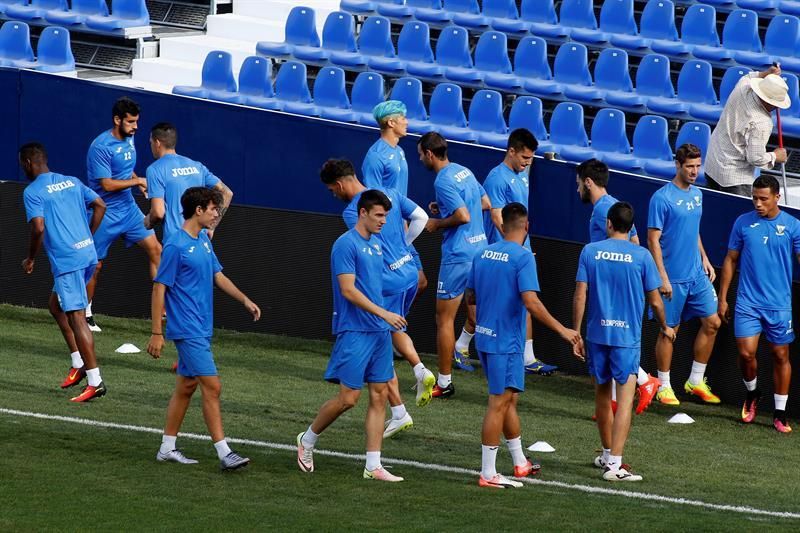 Multitud de aficionados apoyan al Leganés en un entrenamiento 'especial'