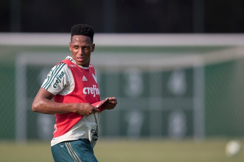 El colombiano Mina sigue sin entrenar con Palmeiras y espera la decisión del Barça