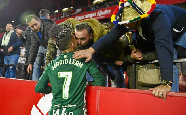 El detallazo de Sergio León con un sevillista tras el derbi