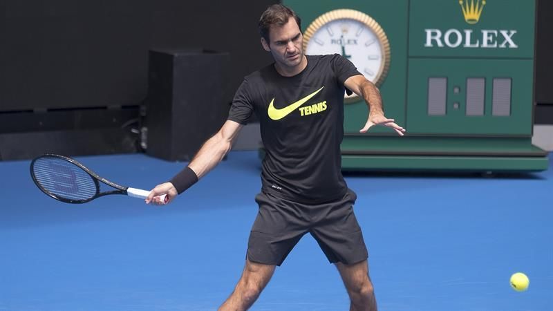Roger Federer se entrena en Melbourne