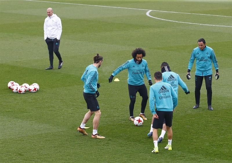 Varane y Modric se ausentan de una sesión que comenzó con retraso