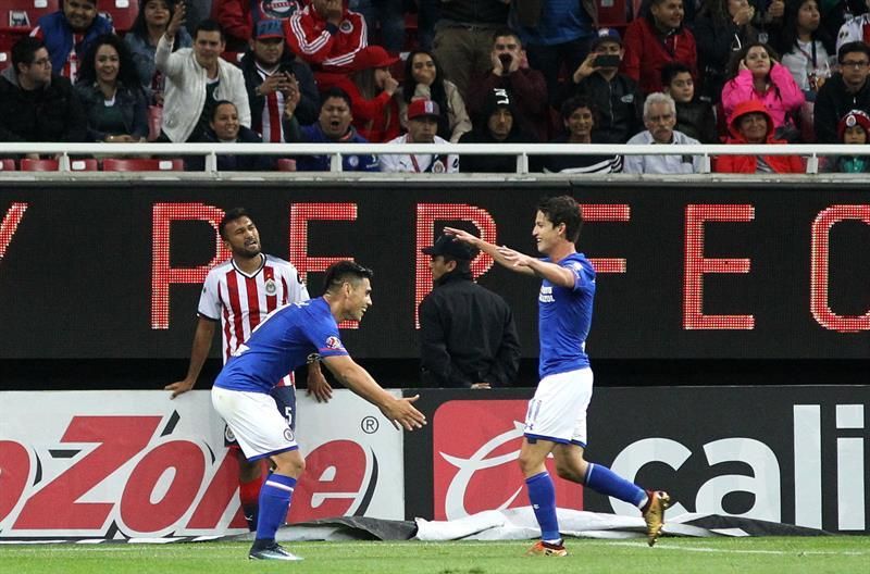 1-3. El chileno Felipe Mora anota dos goles en el triunfo de Cruz Azul sobre Chivas
