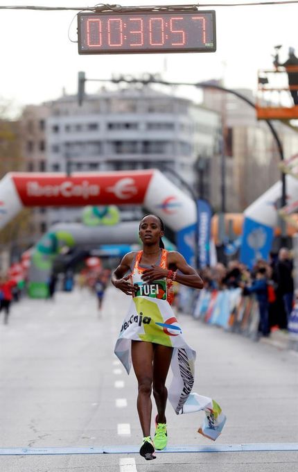 La keniana Sandra Chebet bate récord de la prueba y Abayneh gana en hombres