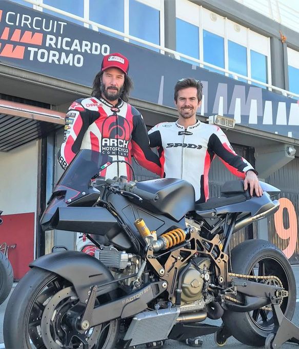 El actor Keanu Reeves rueda en el Ricardo Tormo con algunas motos de su marca