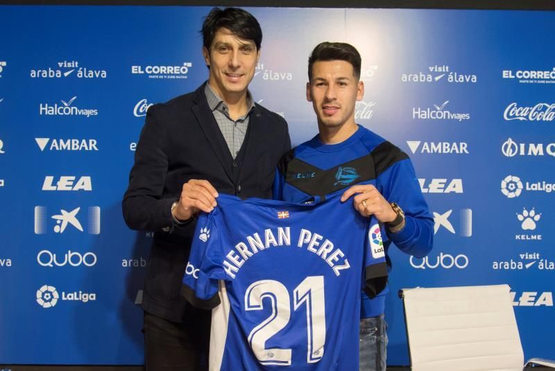 El Alavés presenta a Hernán Pérez y busca un jugador más en el mercado
