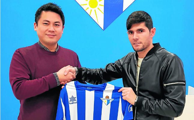 El Écija ficha a Francis Delgado y sigue a la espera de un entrenador