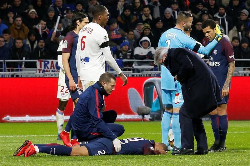 Mbappé retirado en camilla y aturdido tras ser arrollado por el meta Lopes