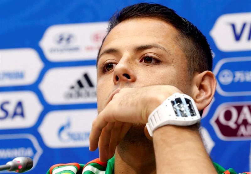 El mexicano 'Chicharito' Hernández no descarta dejar el West Ham, dice su agente