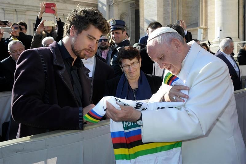 El triple campeón del mundo Peter Sagan saluda al Papa en el Vaticano