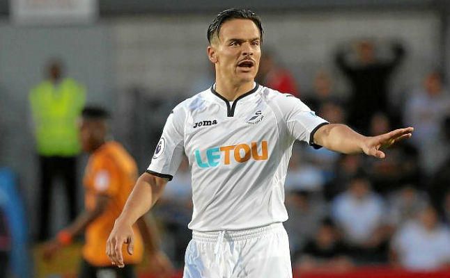 "Es el Sevilla el que se ha entrometido por Roque Mesa"